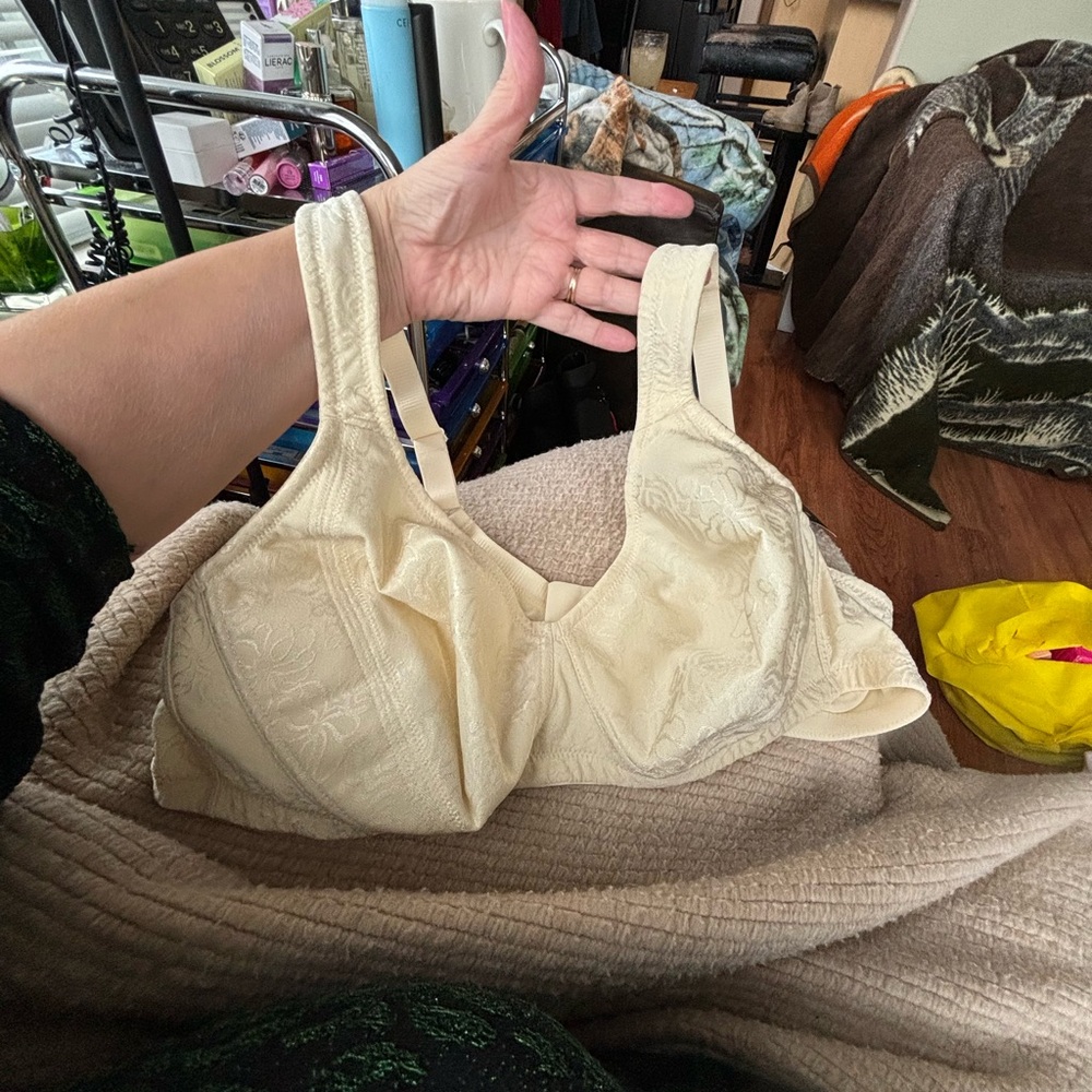 Wingslove Ivory Full Support Wireless Comfort Straps Bra Size 46B.  NWT!
